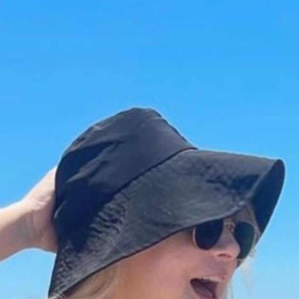 BLACK BUCKET HAT